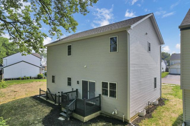 887 Harbinger Circle W, Columbus, OH 43213