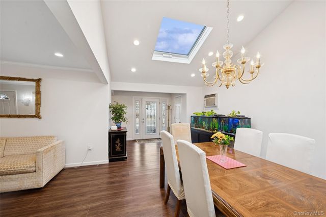 14 March Lane, Westbury, NY 11590