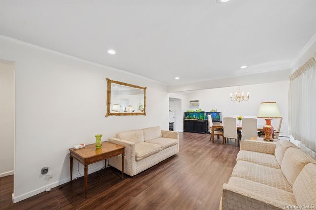 14 March Lane, Westbury, NY 11590