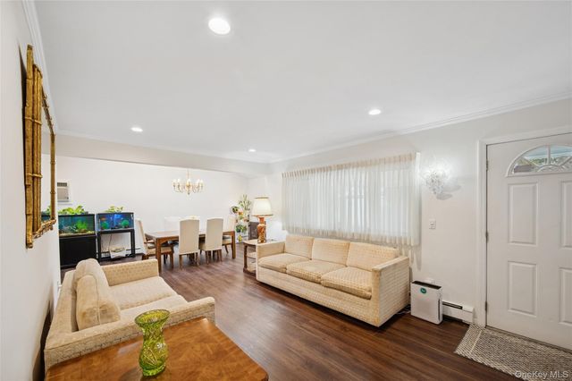 14 March Lane, Westbury, NY 11590