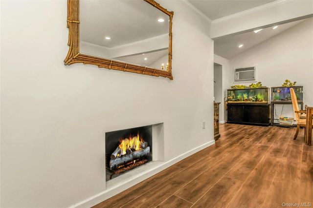 14 March Lane, Westbury, NY 11590