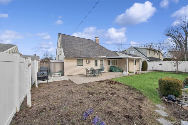 14 March Lane, Westbury, NY 11590