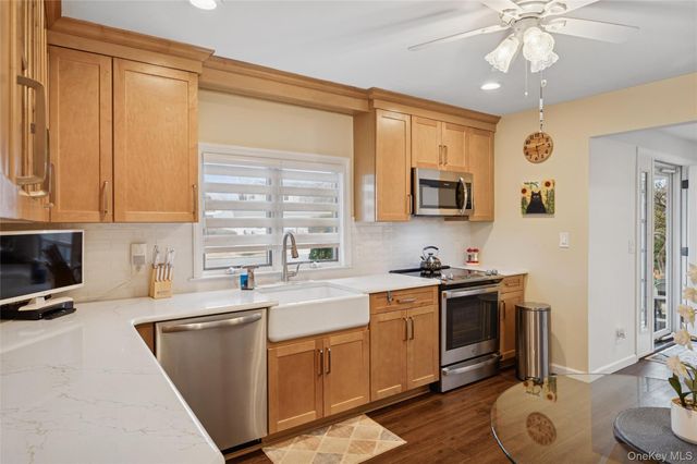 14 March Lane, Westbury, NY 11590