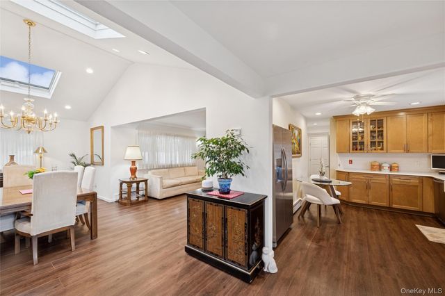 14 March Lane, Westbury, NY 11590