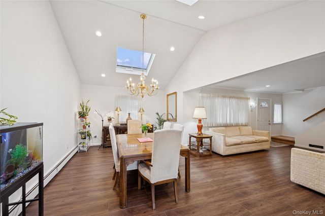 14 March Lane, Westbury, NY 11590