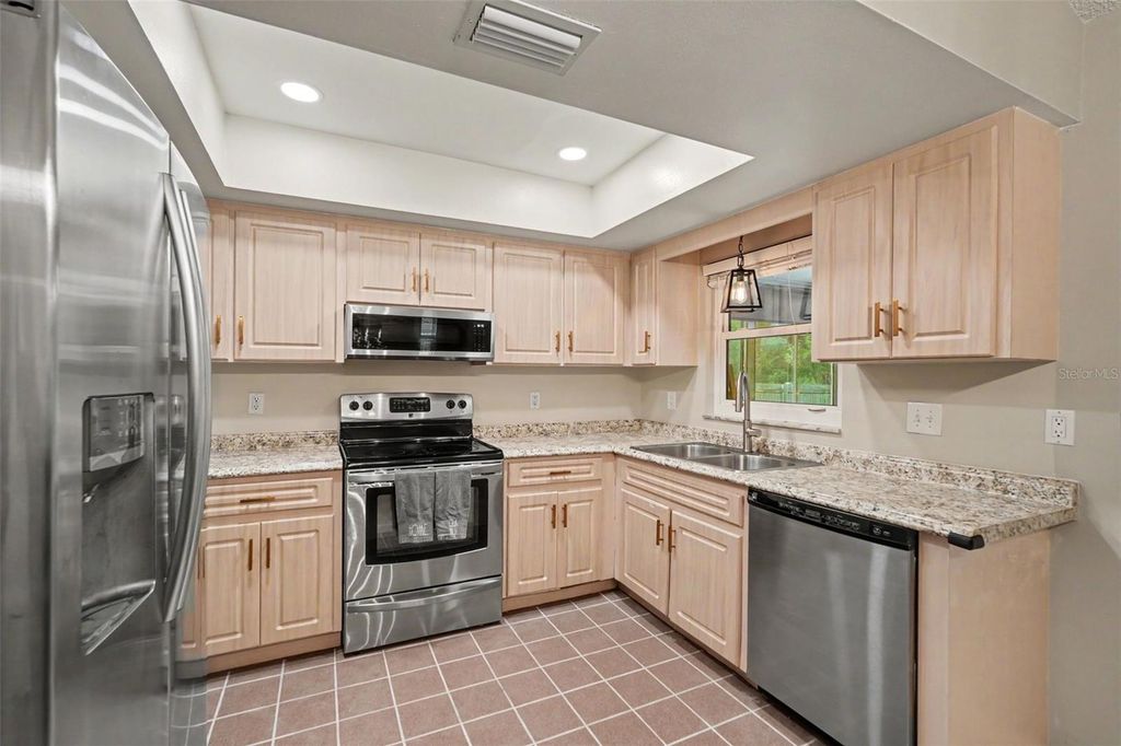 Image 12 of property listing at 8064 FAWNRIDGE CIRCLE, Tampa, FL 33610