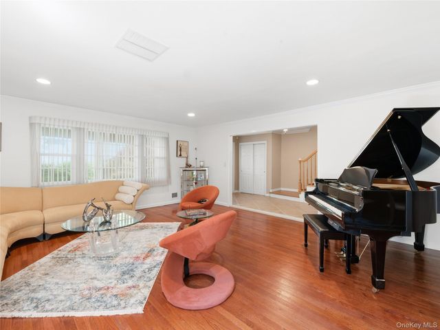 161 Cow Neck Road, Port Washington, NY 11050