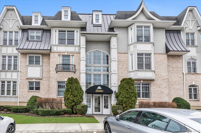 568 Pacing Way 568, Westbury, NY 11590