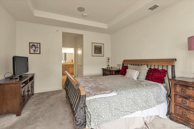 568 Pacing Way 568, Westbury, NY 11590