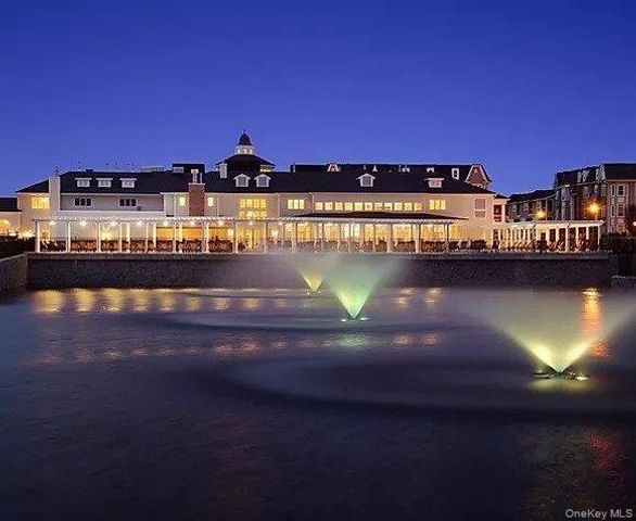 568 Pacing Way 568, Westbury, NY 11590