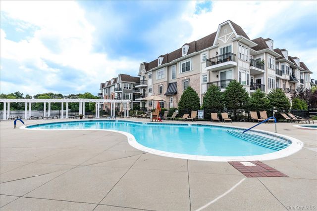 568 Pacing Way 568, Westbury, NY 11590