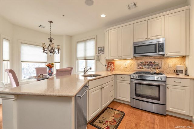 568 Pacing Way 568, Westbury, NY 11590