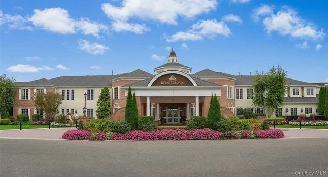 568 Pacing Way 568, Westbury, NY 11590