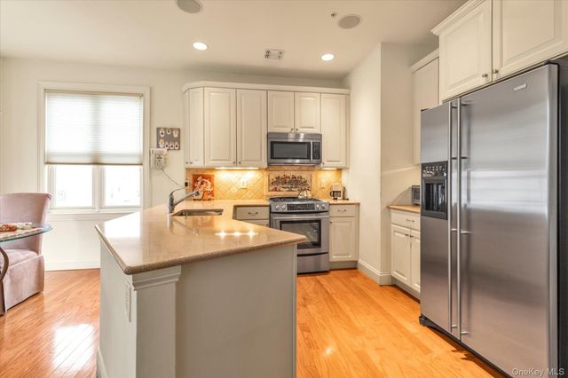 568 Pacing Way 568, Westbury, NY 11590