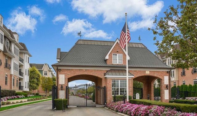 568 Pacing Way 568, Westbury, NY 11590