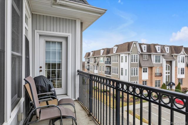 568 Pacing Way 568, Westbury, NY 11590