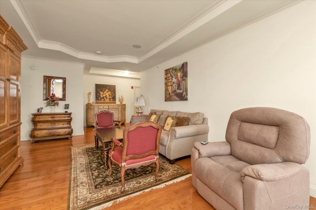 568 Pacing Way 568, Westbury, NY 11590