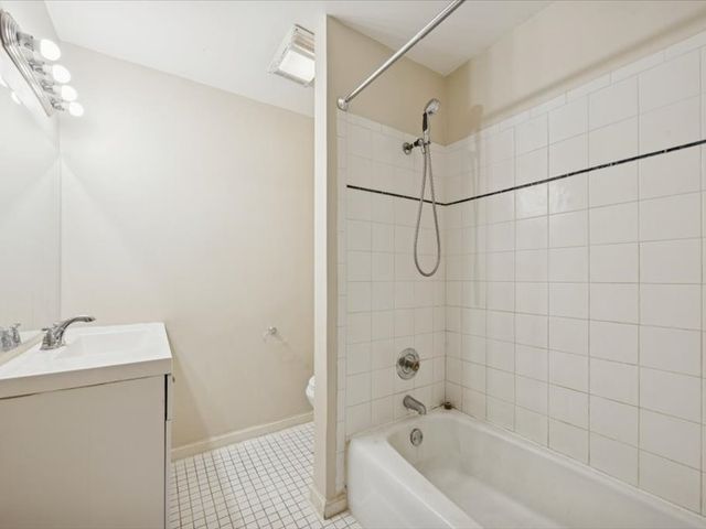 1041 N Mill Street 307, Naperville, IL 60563
