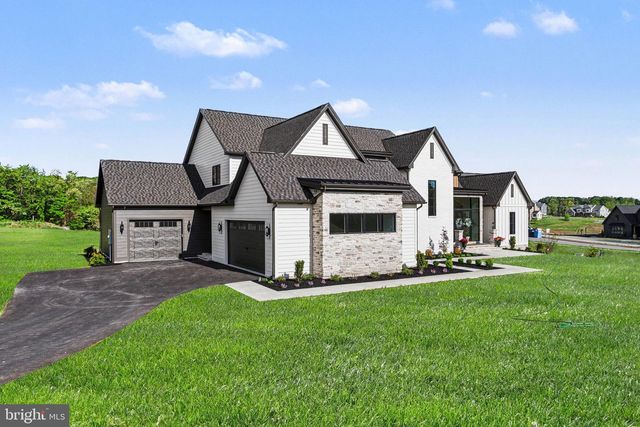 102 CALIA CIRCLE, Hummelstown, PA 17036