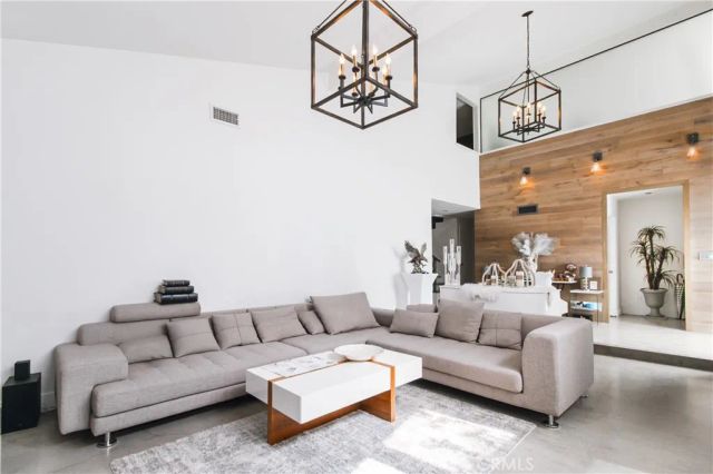 19865 Hiawatha Street, Chatsworth, CA 91311