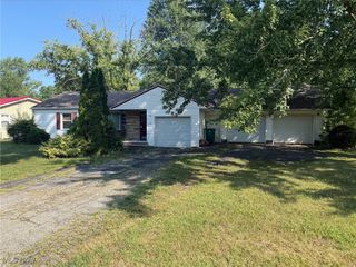 815 S Nearing Circle, Geneva, OH 44041