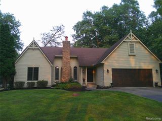 1039 S S East St Street, Fenton, MI 48430