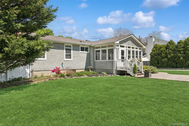 1039 Middle Road, Riverhead, NY 11901