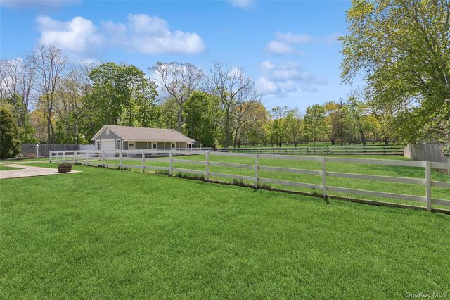 1039 Middle Road, Riverhead, NY 11901