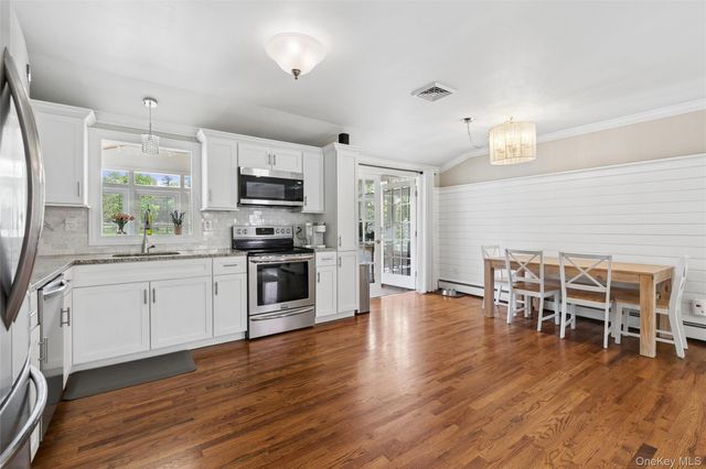 1039 Middle Road, Riverhead, NY 11901