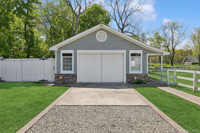 1039 Middle Road, Riverhead, NY 11901