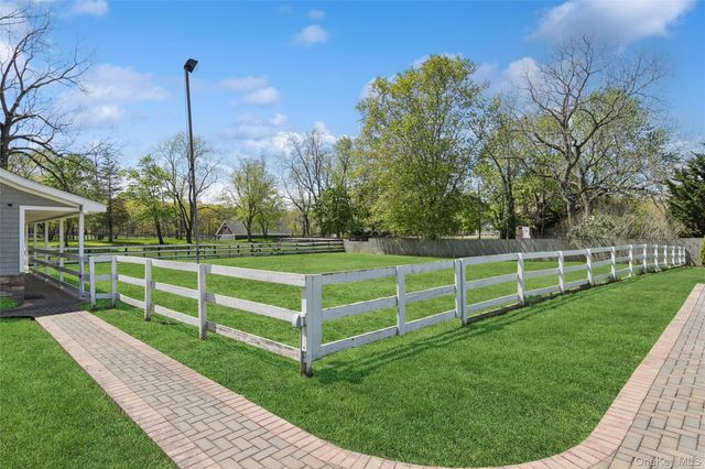 1039 Middle Road, Riverhead, NY 11901