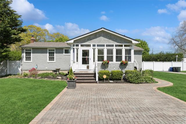 1039 Middle Road, Riverhead, NY 11901