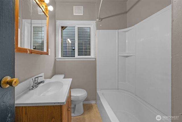 3005 3rd Avenue W, Seattle, WA 98119