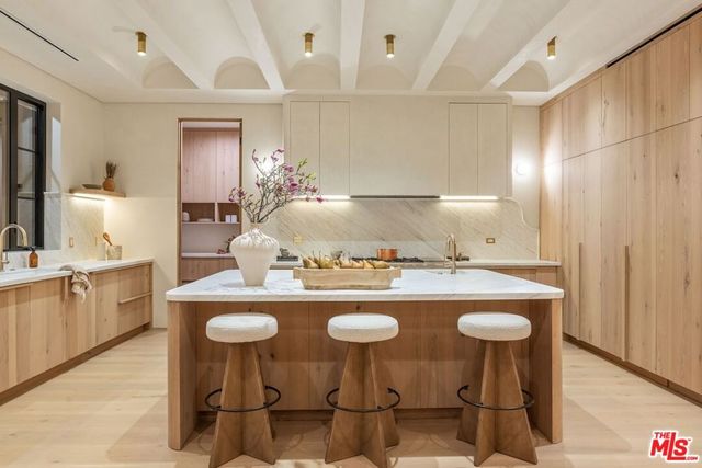 11746 Blix Street, Valley Village, CA 91607