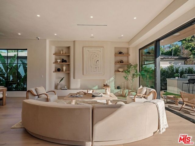 11746 Blix Street, Valley Village, CA 91607