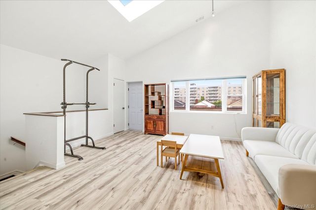 537 E Broadway 201, Long Beach, NY 11561