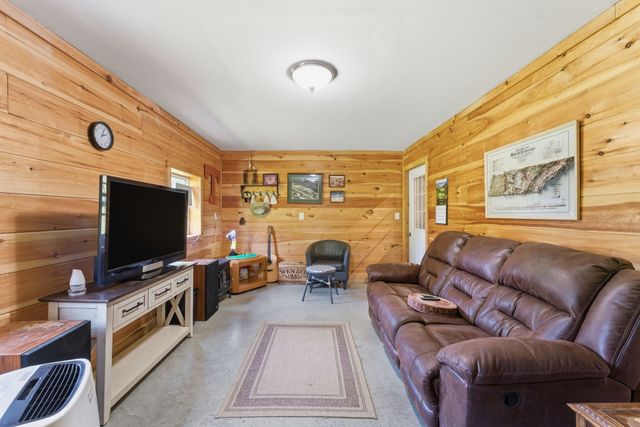 899 Carters Creek Pike, Columbia, TN 38401