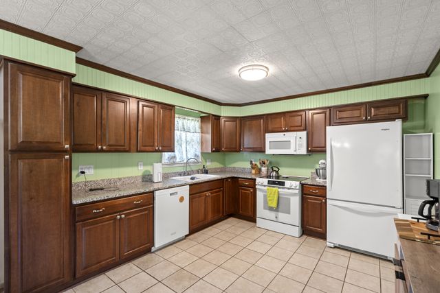 968 Old Nashville Hwy, Mc Ewen, TN 37101