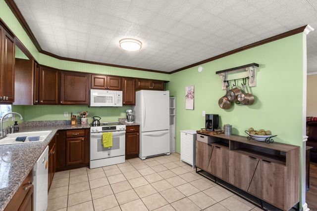 968 Old Nashville Hwy, Mc Ewen, TN 37101