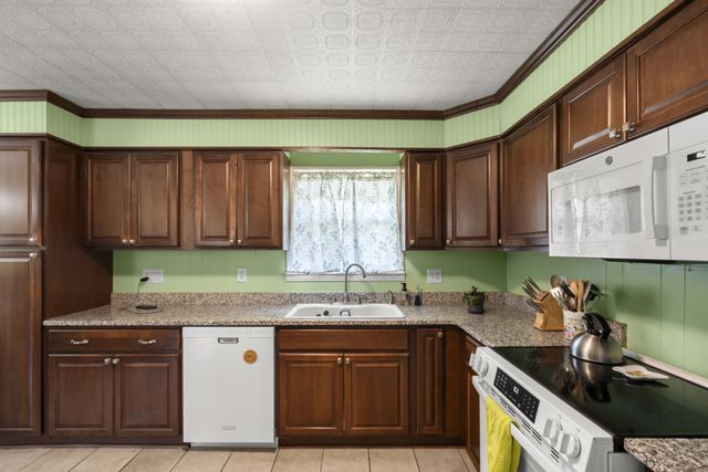 968 Old Nashville Hwy, Mc Ewen, TN 37101