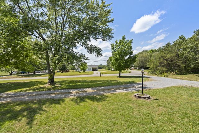 968 Old Nashville Hwy, Mc Ewen, TN 37101