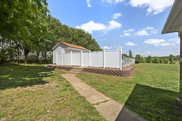 968 Old Nashville Hwy, Mc Ewen, TN 37101