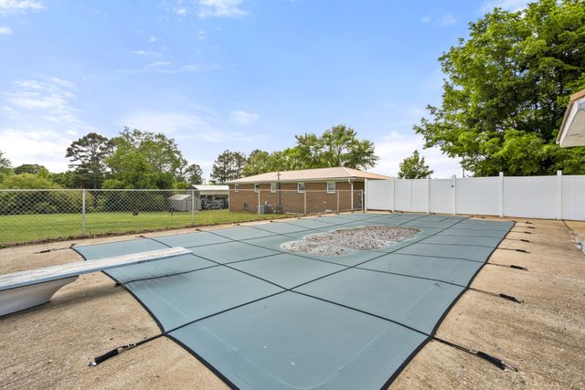 968 Old Nashville Hwy, Mc Ewen, TN 37101