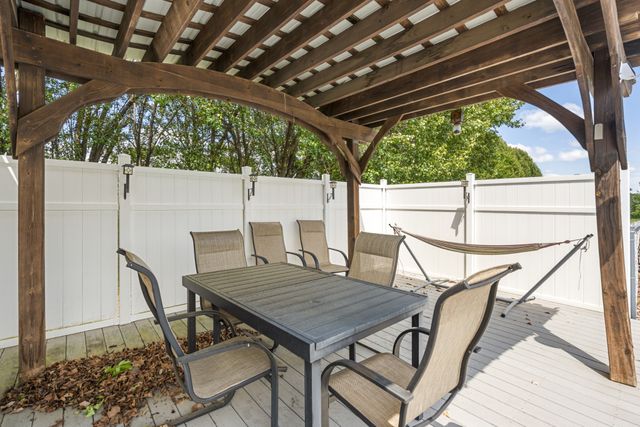 968 Old Nashville Hwy, Mc Ewen, TN 37101