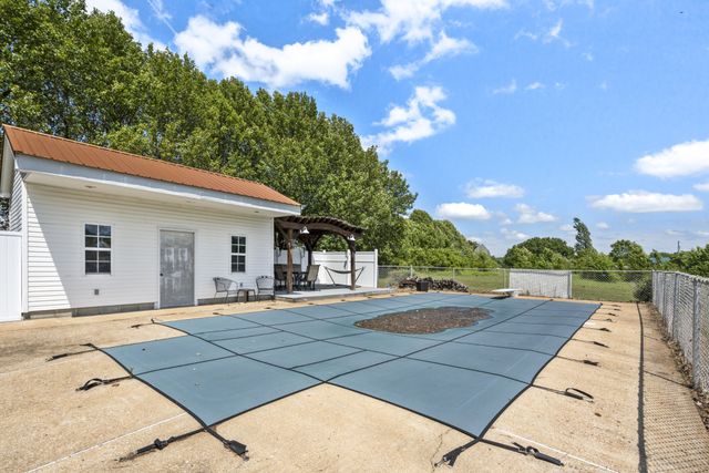 968 Old Nashville Hwy, Mc Ewen, TN 37101