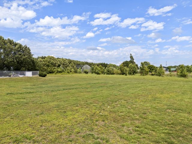 968 Old Nashville Hwy, Mc Ewen, TN 37101