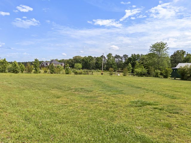 968 Old Nashville Hwy, Mc Ewen, TN 37101