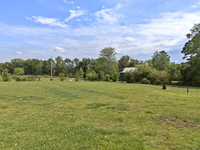 968 Old Nashville Hwy, Mc Ewen, TN 37101