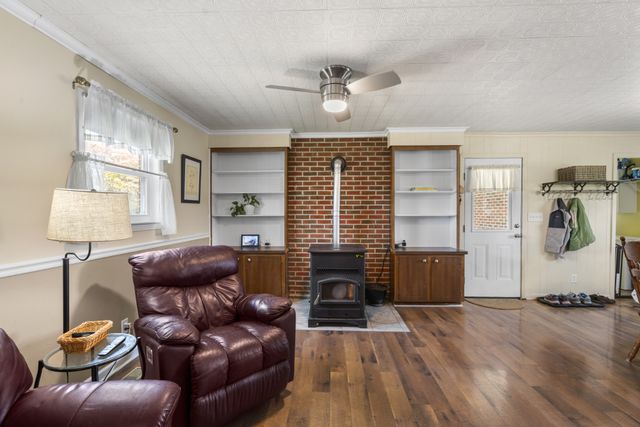 968 Old Nashville Hwy, Mc Ewen, TN 37101