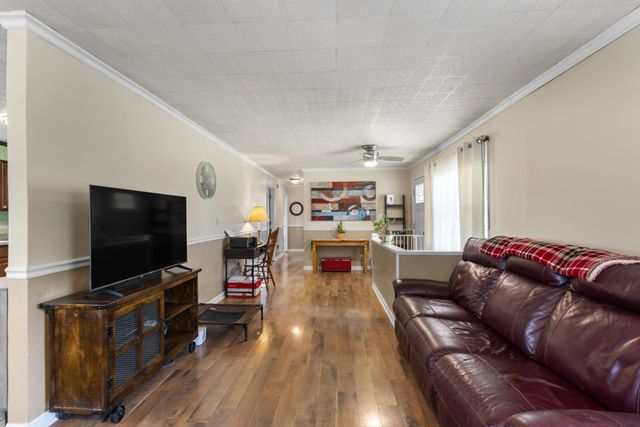 968 Old Nashville Hwy, Mc Ewen, TN 37101